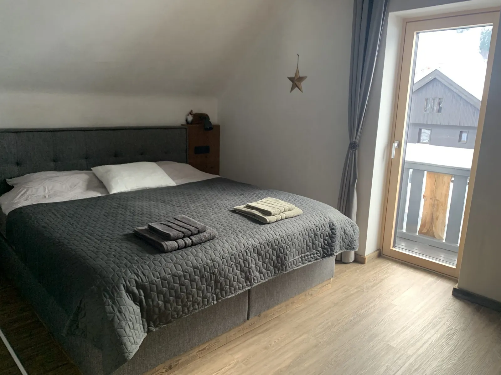 Spalnica z zakonsko posteljo in vrati na balkon