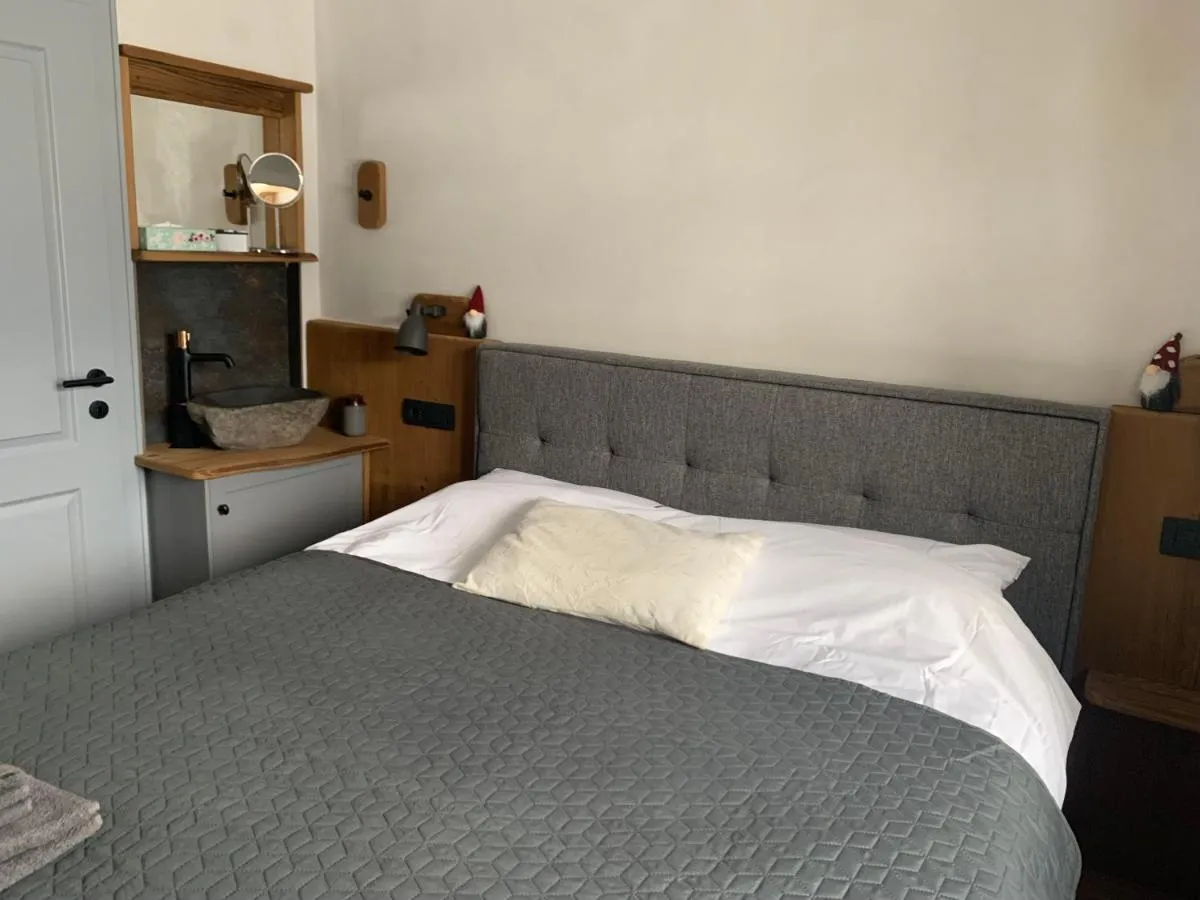 Spalnica z zakonsko posteljo in umivalnikom