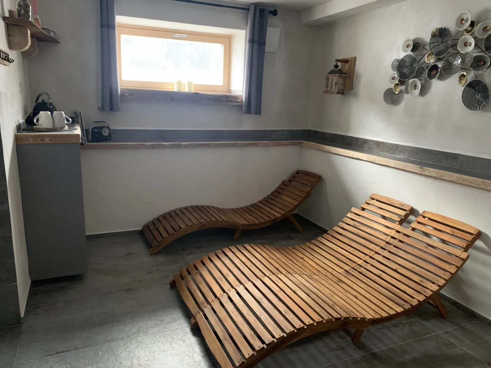 Prostor za počitek z dvema lesenima ležalnikoma